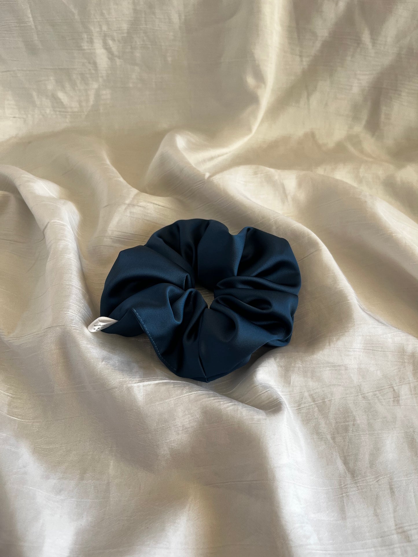 Chouchou Scrunchie en satin Bleu Pétrole 🌊