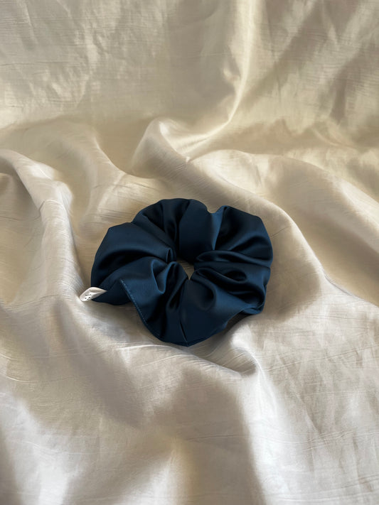 Chouchou Scrunchie en satin Bleu Pétrole 🌊