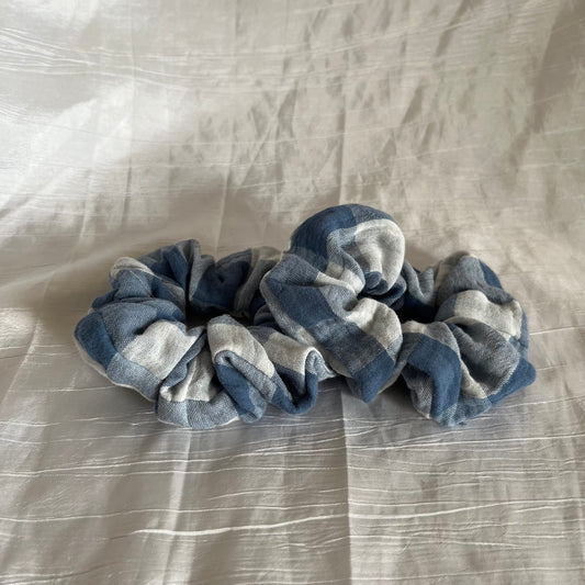 Chouchou Scrunchie en gaze de coton Vichy bleu