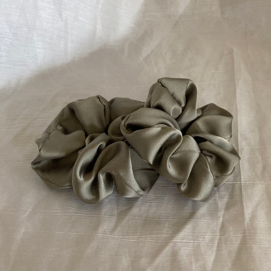 Chouchou Scrunchie en satin sauge