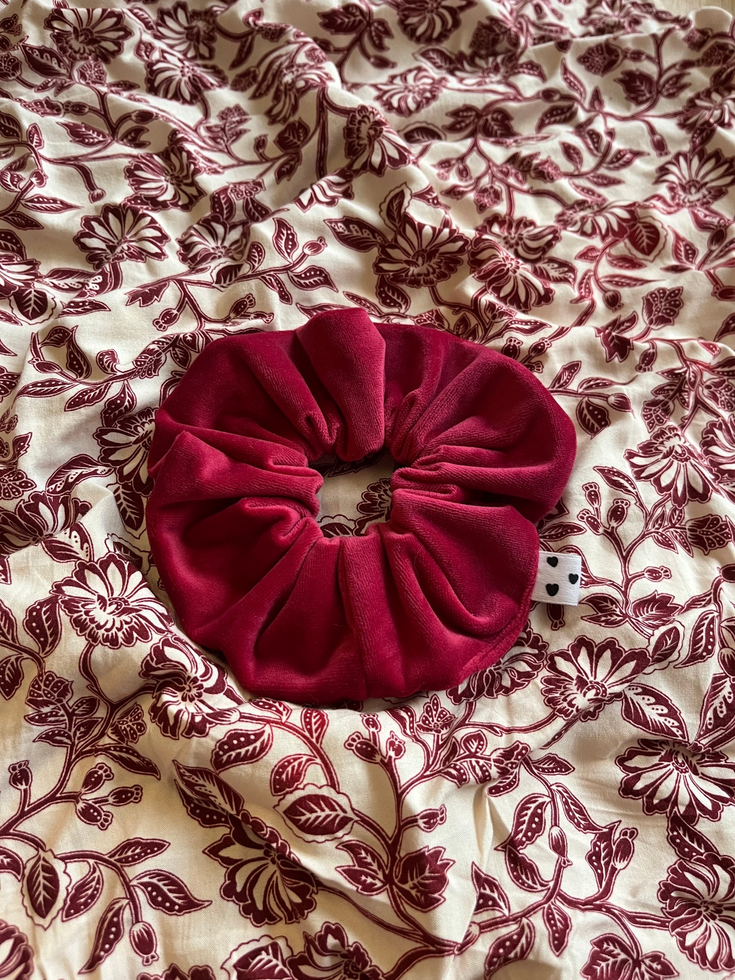 Chouchou Scrunchie en velours Framboise