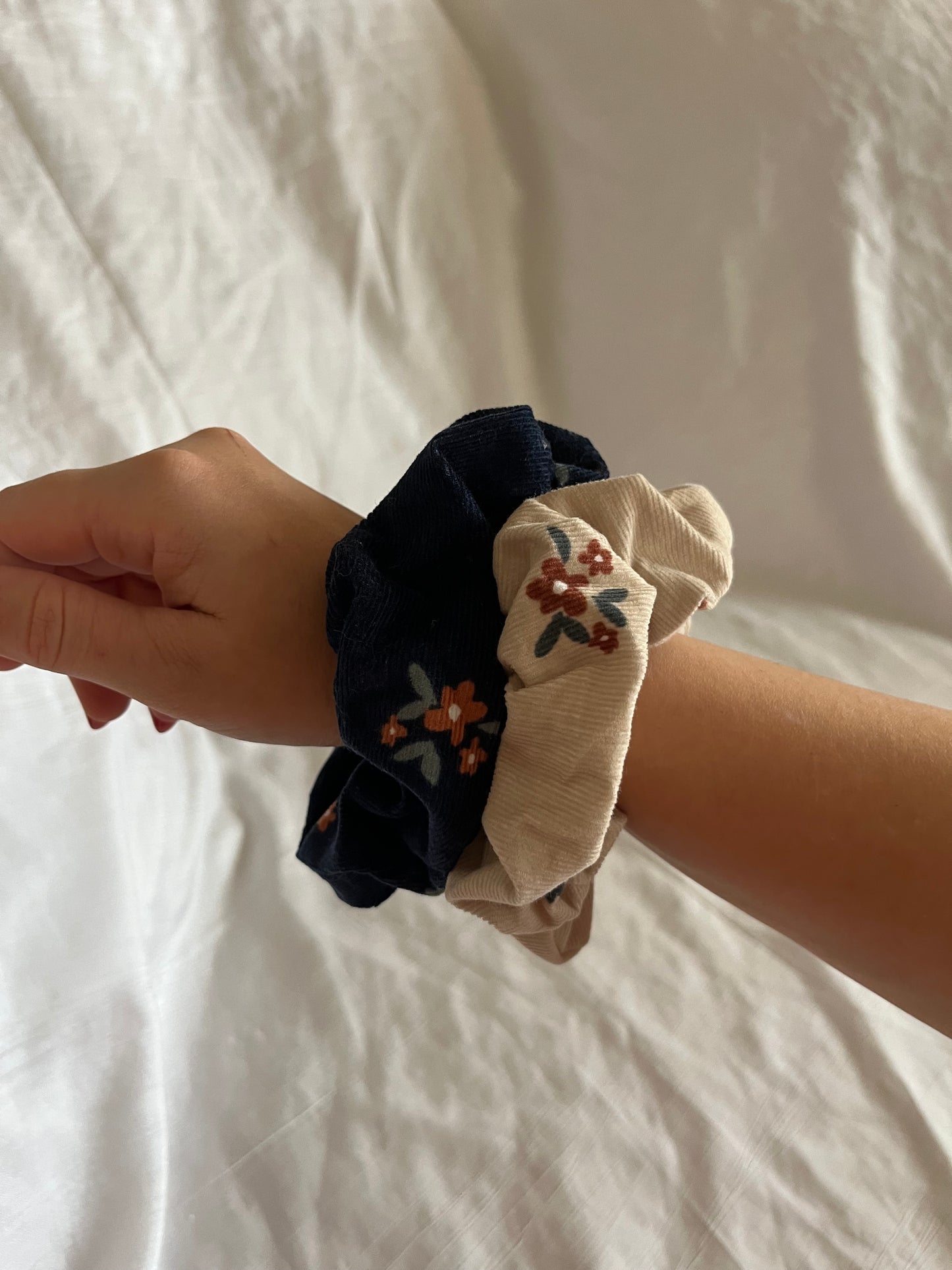 Chouchou Scrunchie en velours fleurie
