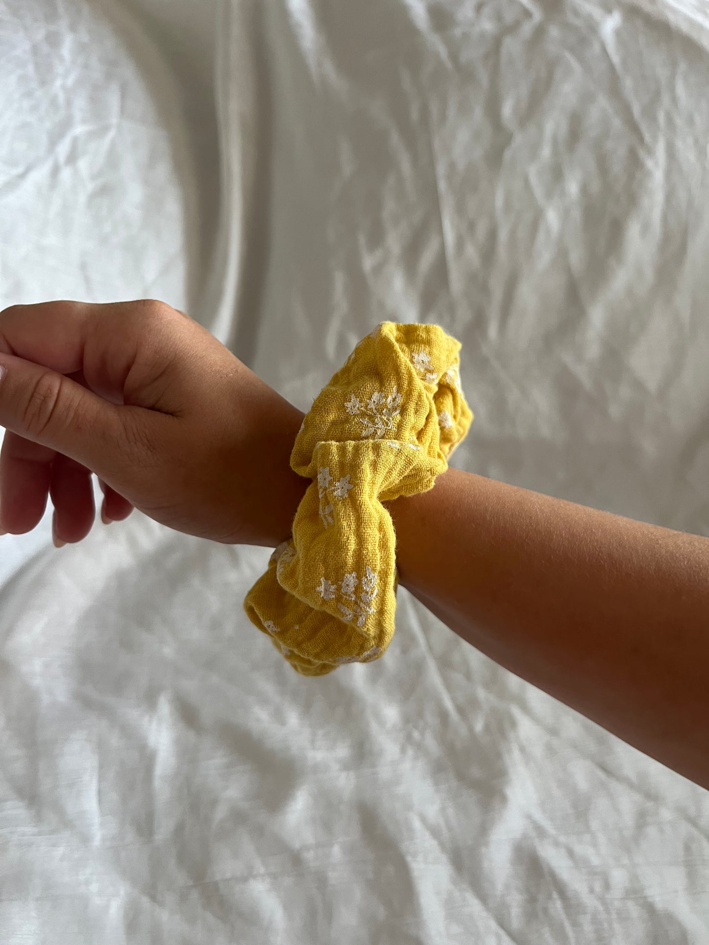 Chouchou Scrunchie en gaze Yellow