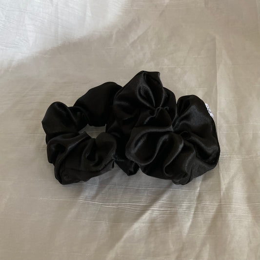 Chouchou Scrunchie en satin Noir