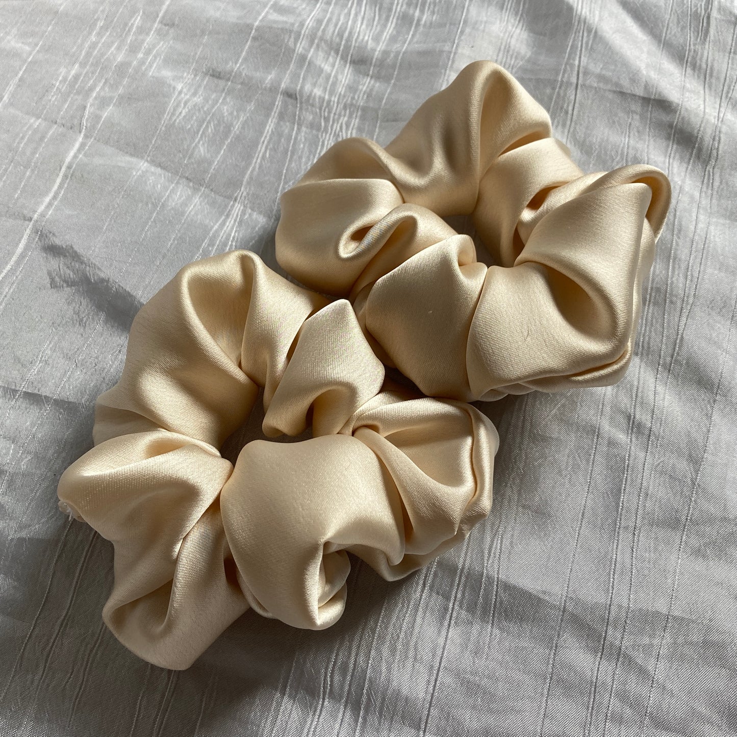 Chouchou Scrunchie en satin Sable écru