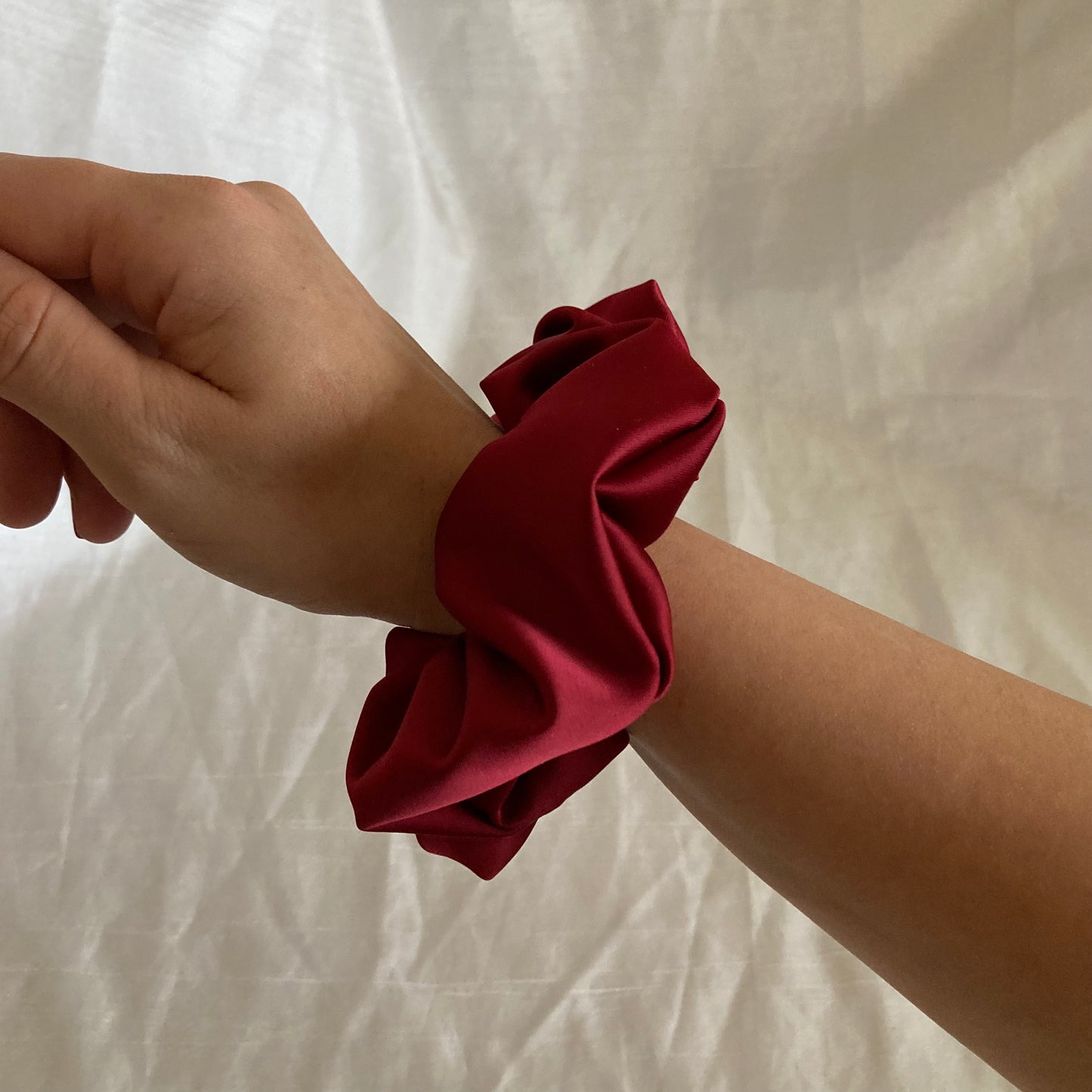 Chouchou Scrunchie en satin Bordeaux