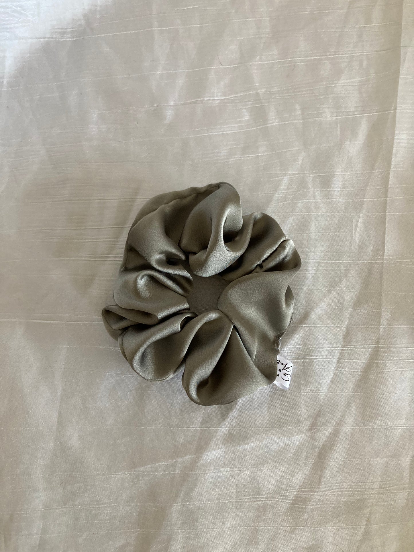 Chouchou Scrunchie en satin sauge