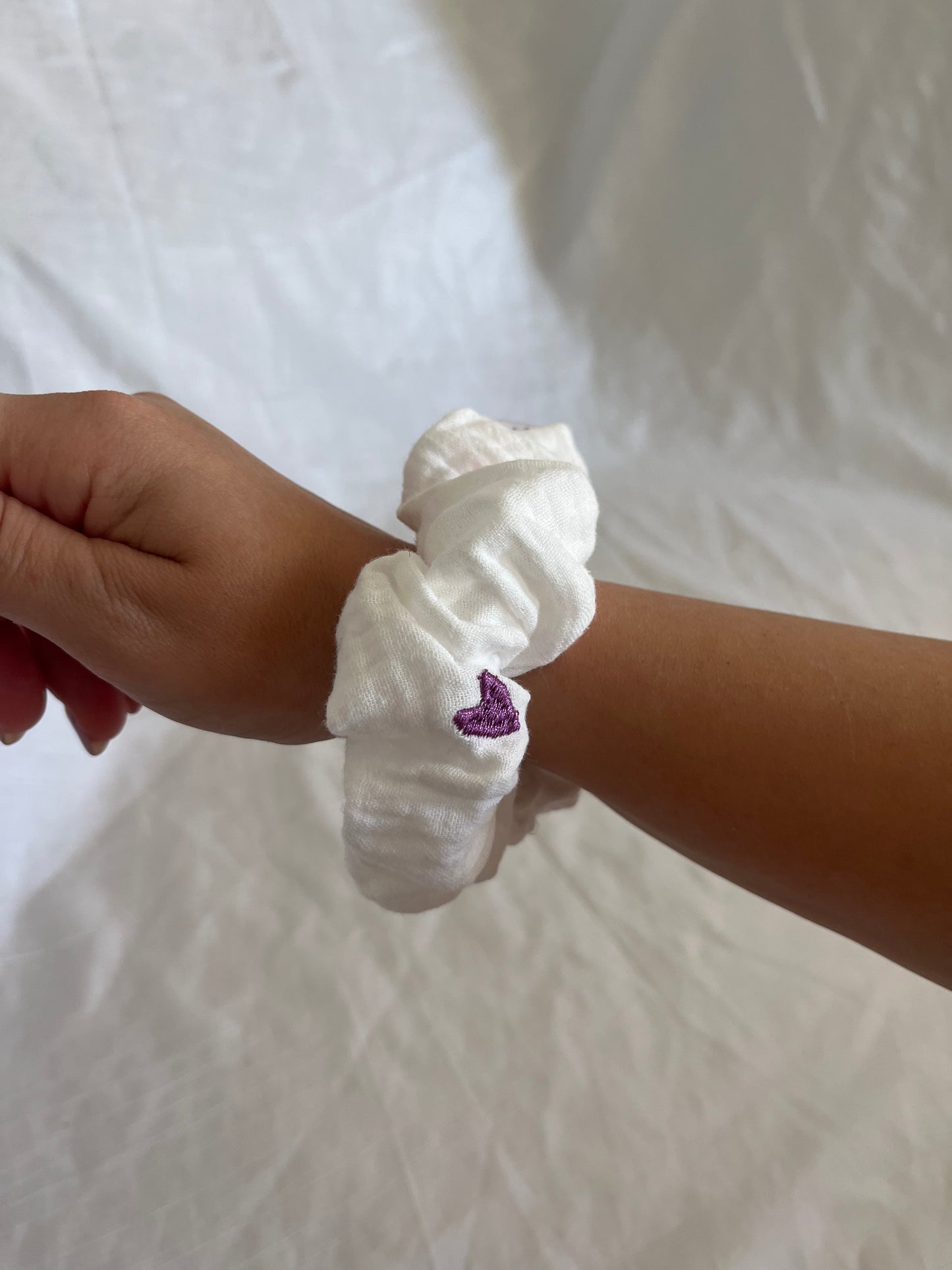 Chouchou Scrunchie en gaze cœur brodé 💜