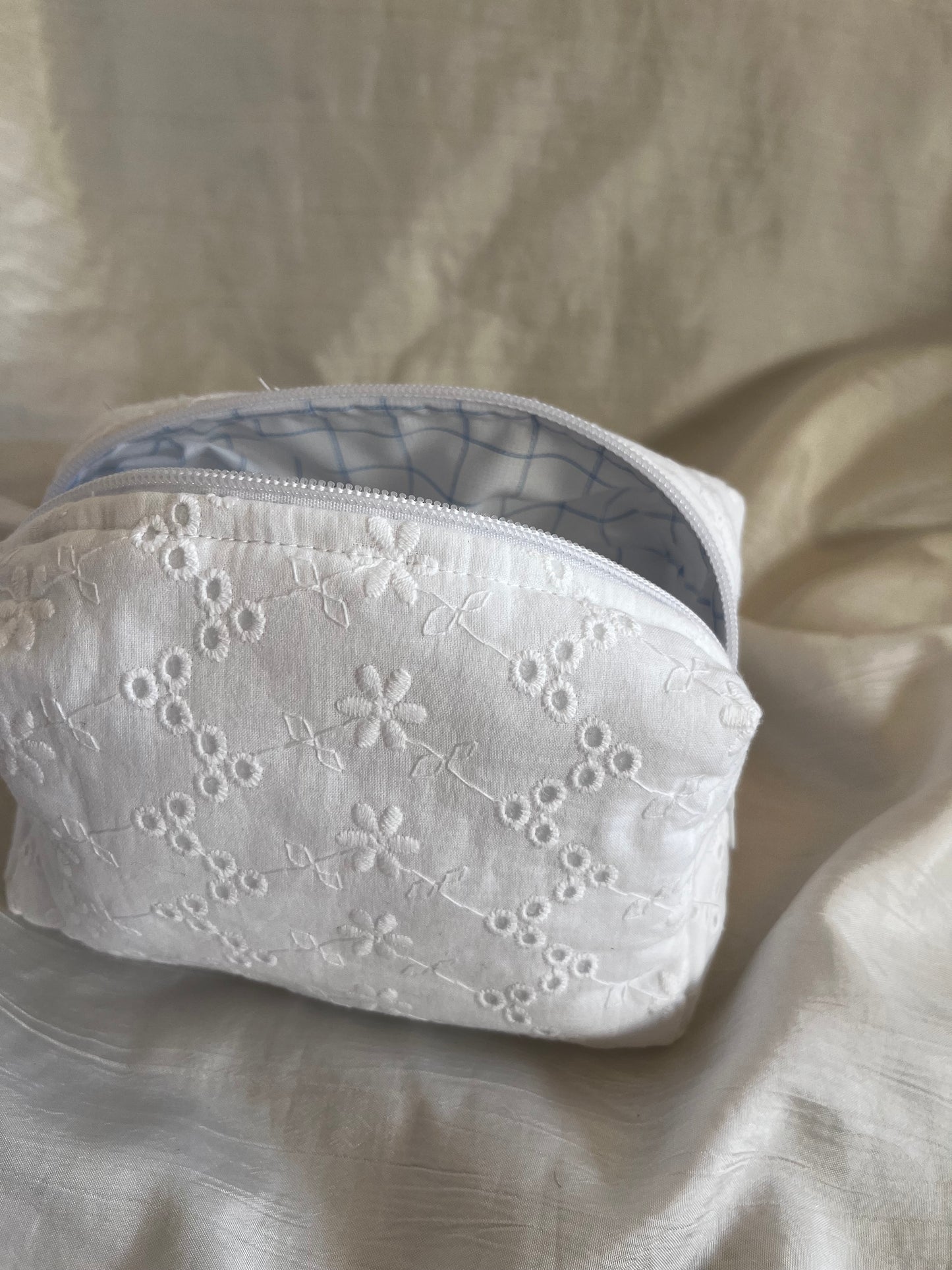 Trousse Broderie anglaise