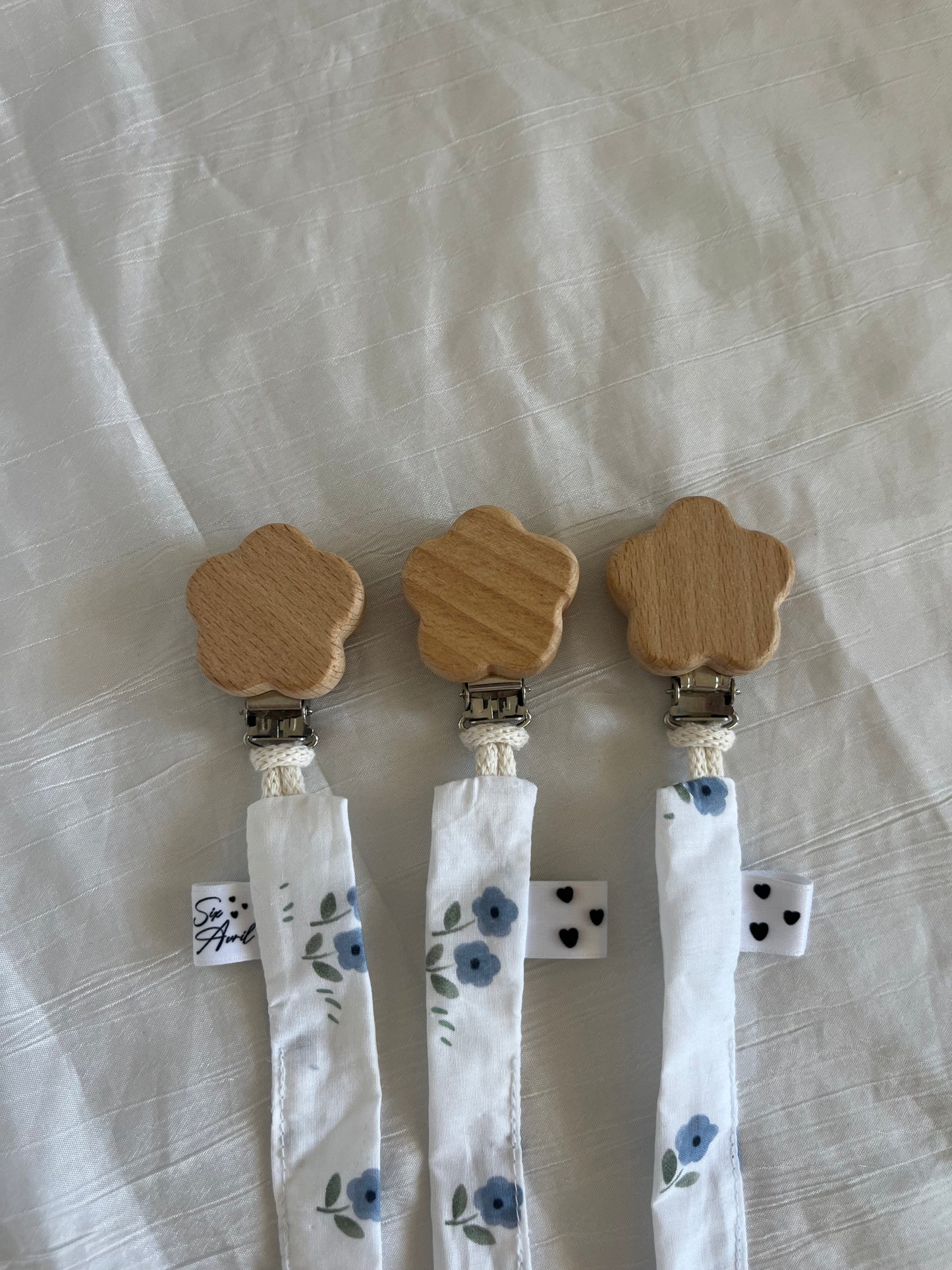 Attache tétine Fleur bleue