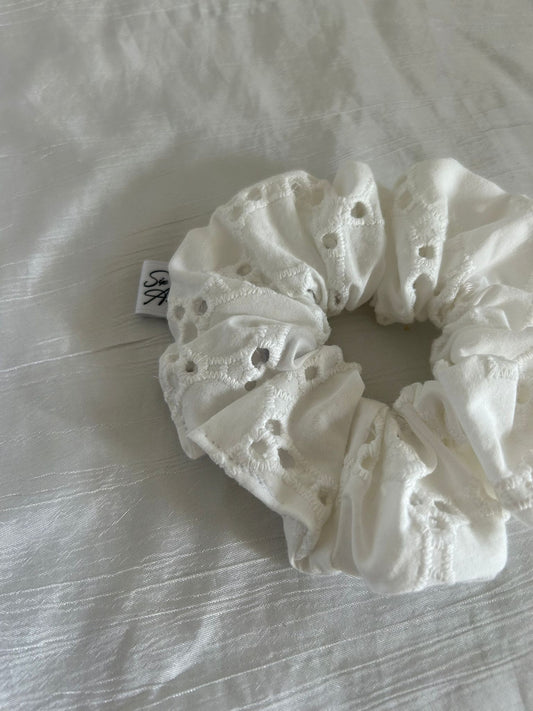 Chouchou Scrunchie en coton Amour Broderie Anglaise