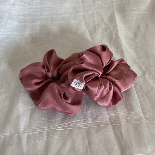 Chouchou Scrunchie en satin vieux rose