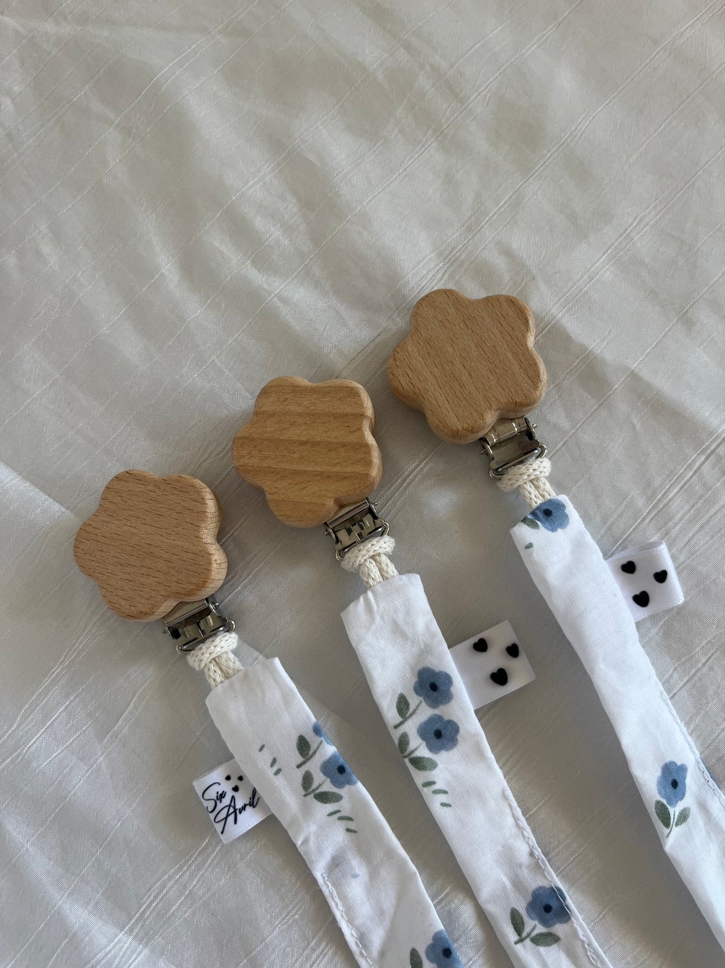 Attache tétine Fleur bleue