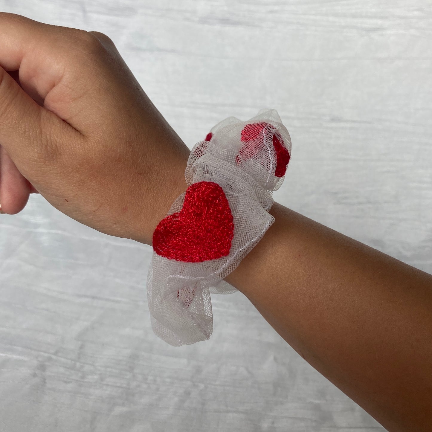 Chouchou Scrunchie en tulle brodé coeur