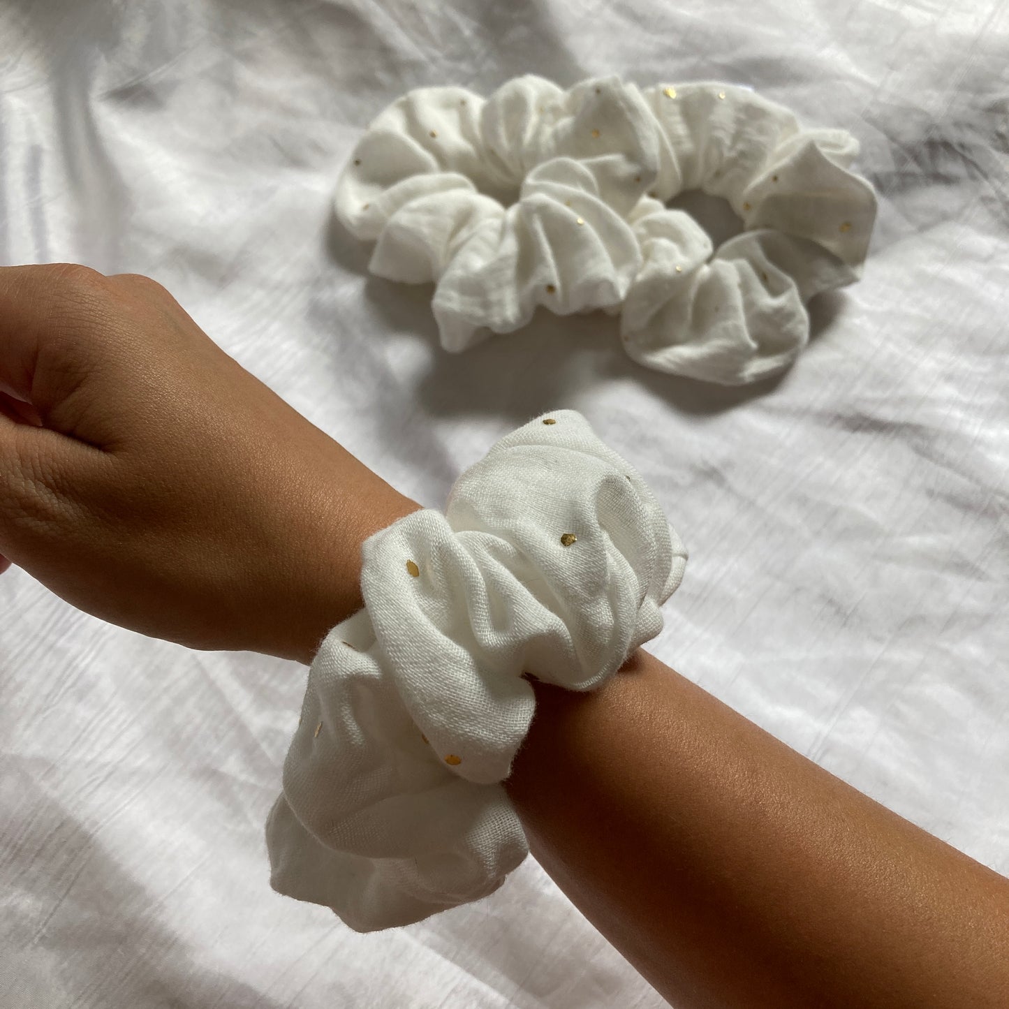 Chouchou Scrunchie en gaze de coton Un été sans fin