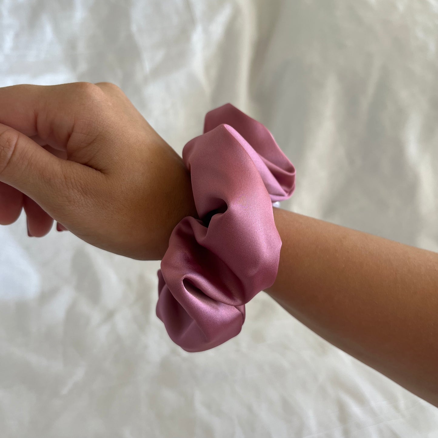 Chouchou Scrunchie en satin bois de rose