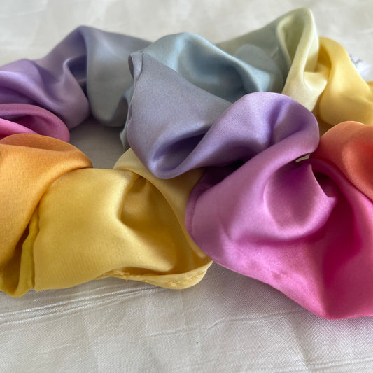 Chouchou Scrunchie en satin Rainbow