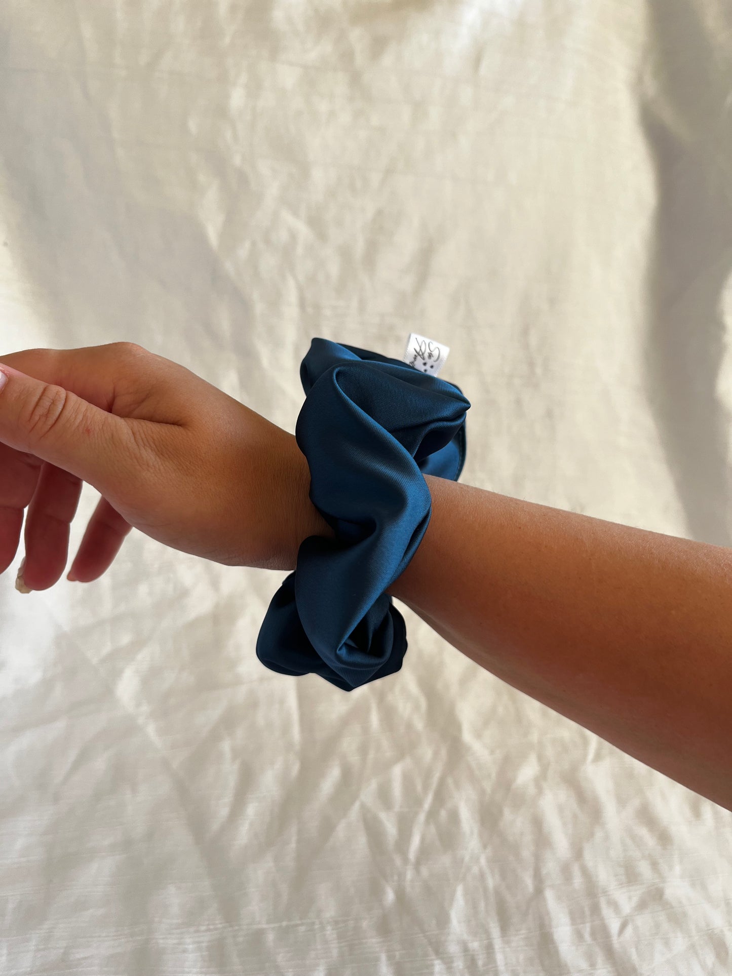 Chouchou Scrunchie en satin Bleu Pétrole 🌊