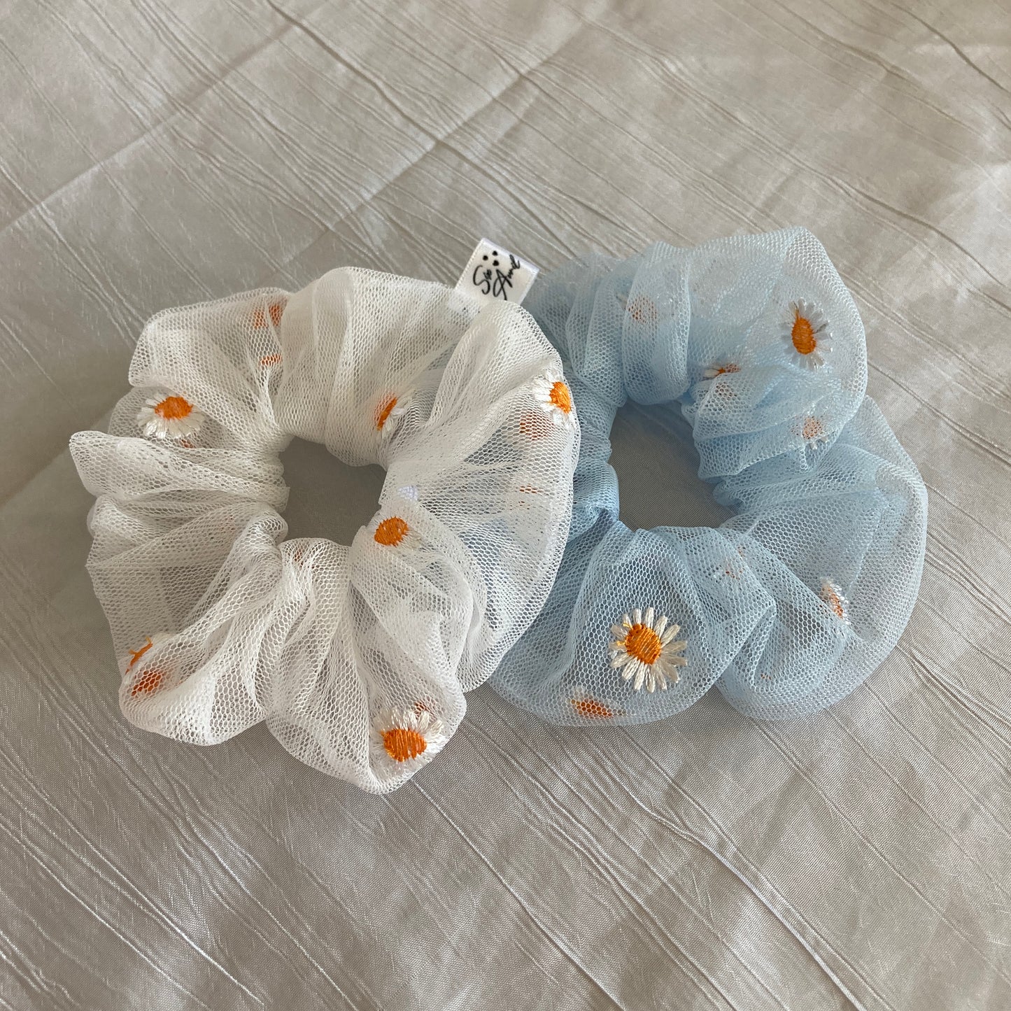 Chouchou Scrunchie en tulle brodé marguerite