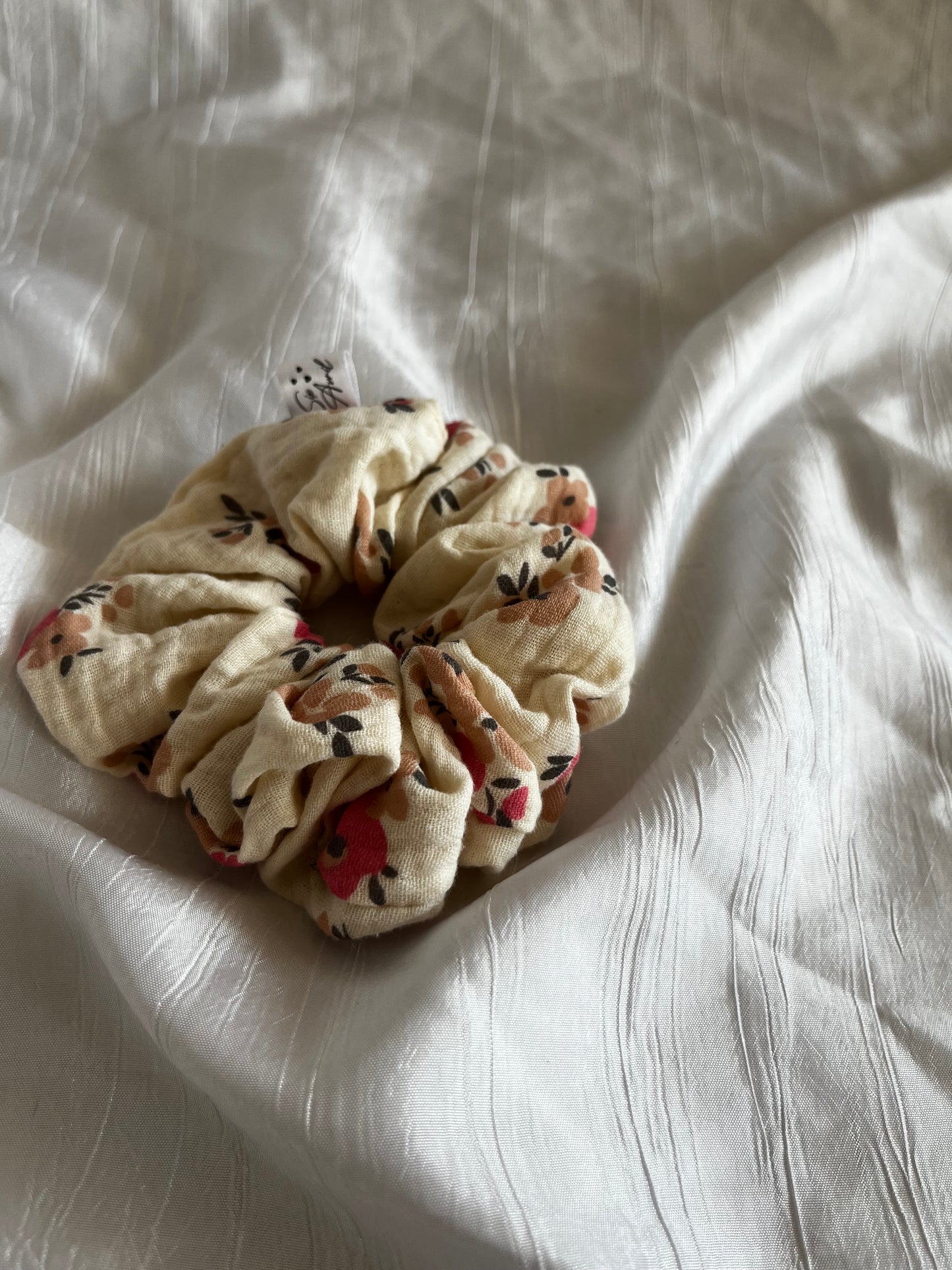 Chouchou Scrunchie en gaze Fleurs nude 🌸