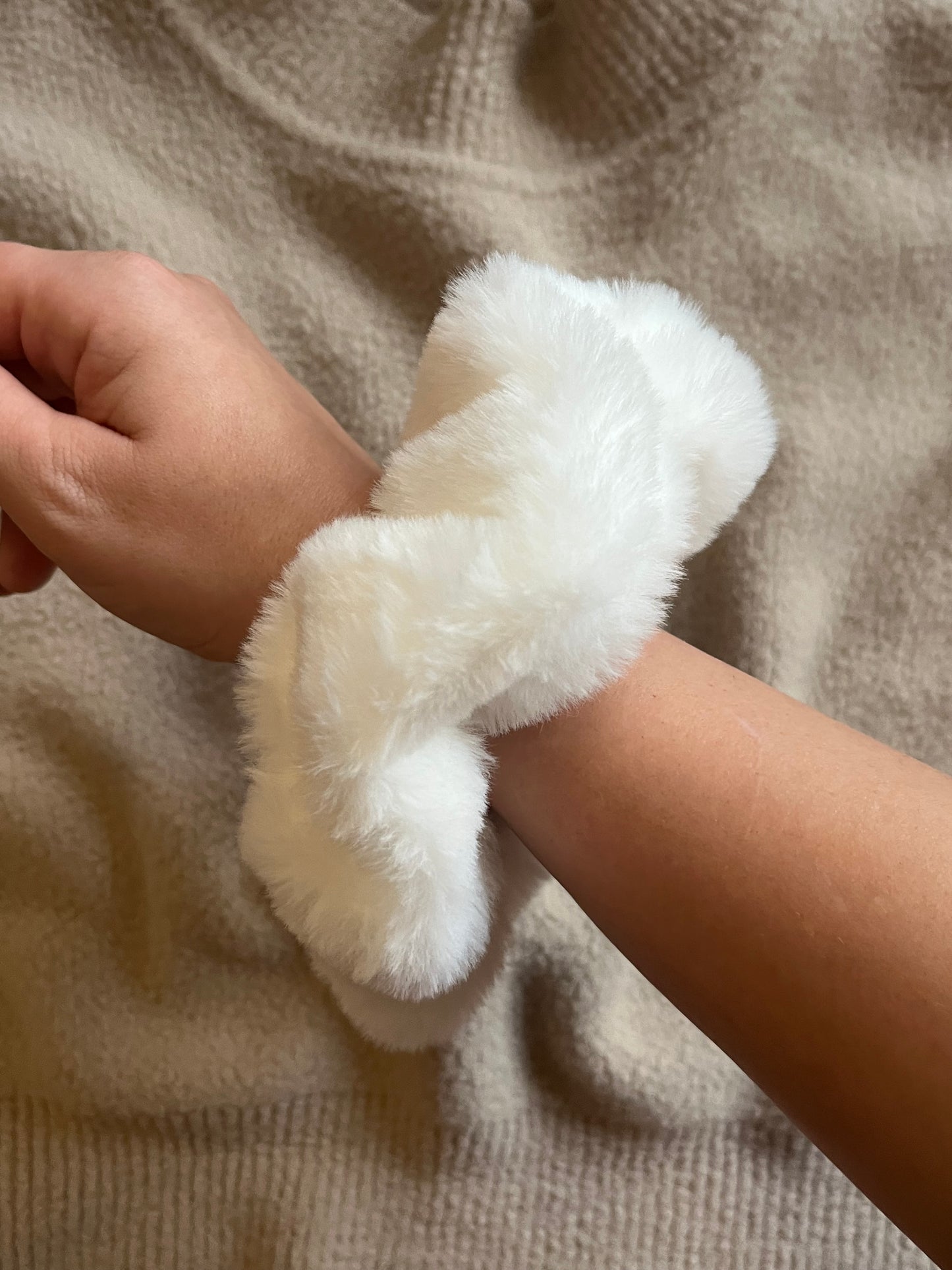 Chouchou Scrunchie en fourrure blanc