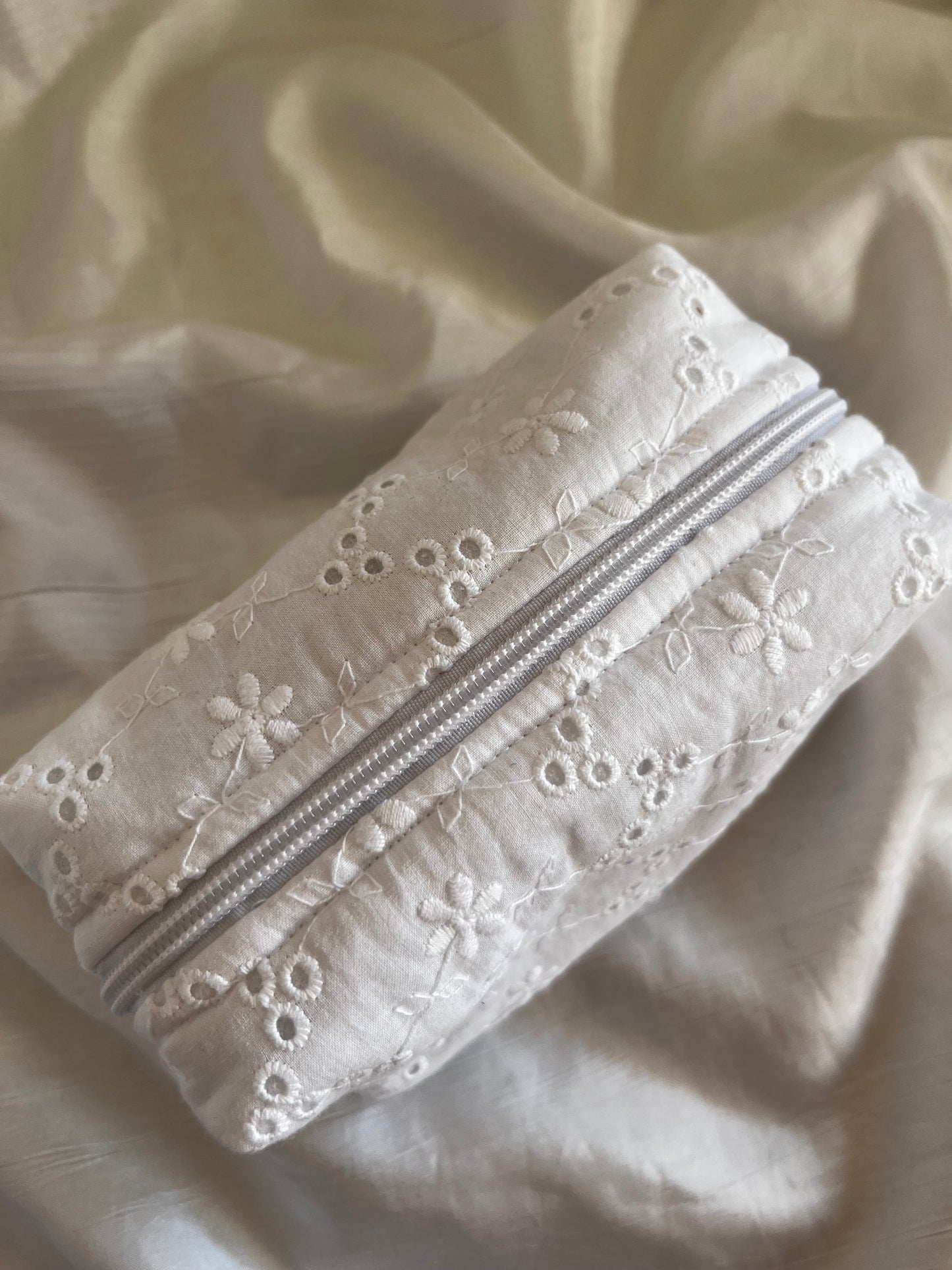 Trousse Broderie anglaise