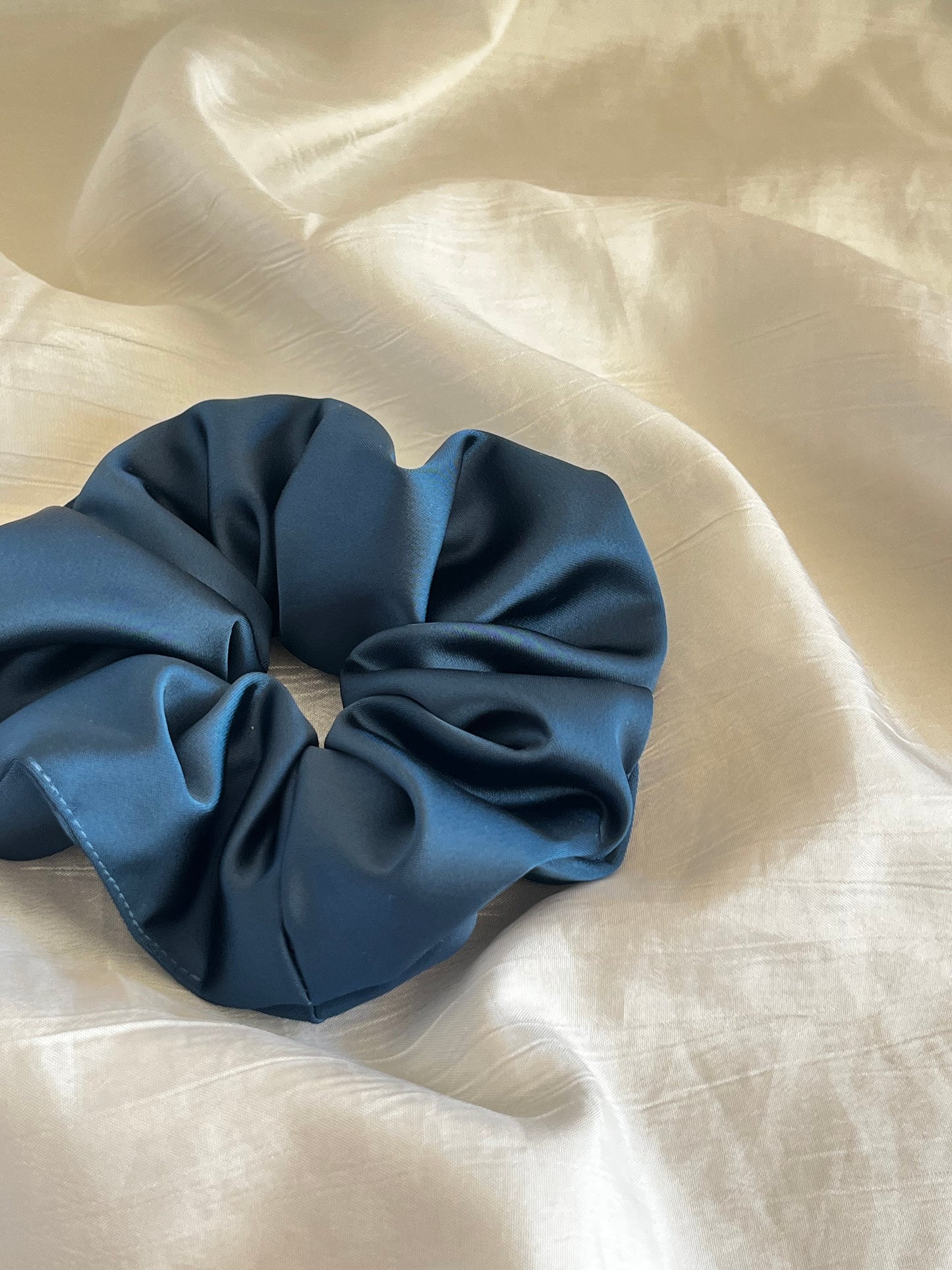 Chouchou Scrunchie en satin Bleu Pétrole 🌊