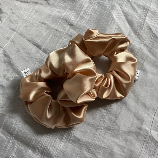 Chouchou Scrunchie en satin Sable chaud