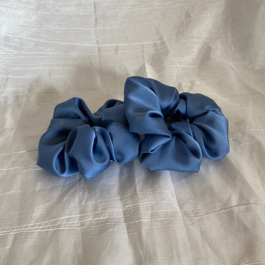 Chouchou Scrunchie en satin bleu doux