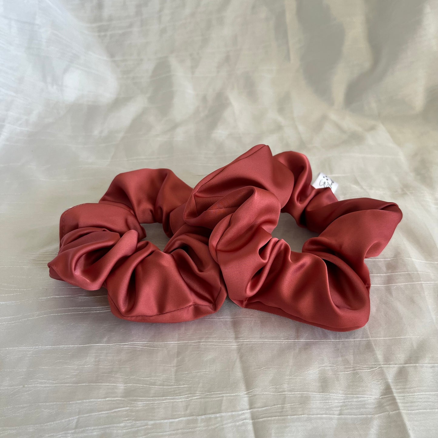 Chouchou Scrunchie en satin Terracotta