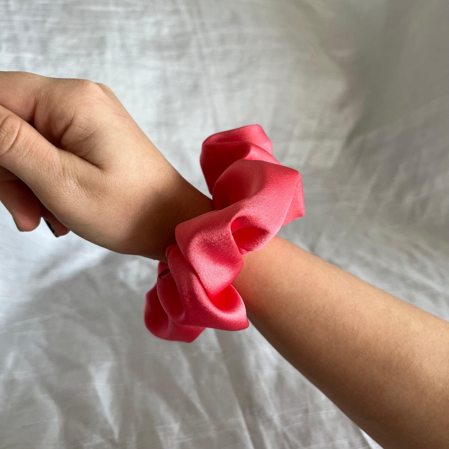 Chouchou Scrunchie en satin Sorbet rose