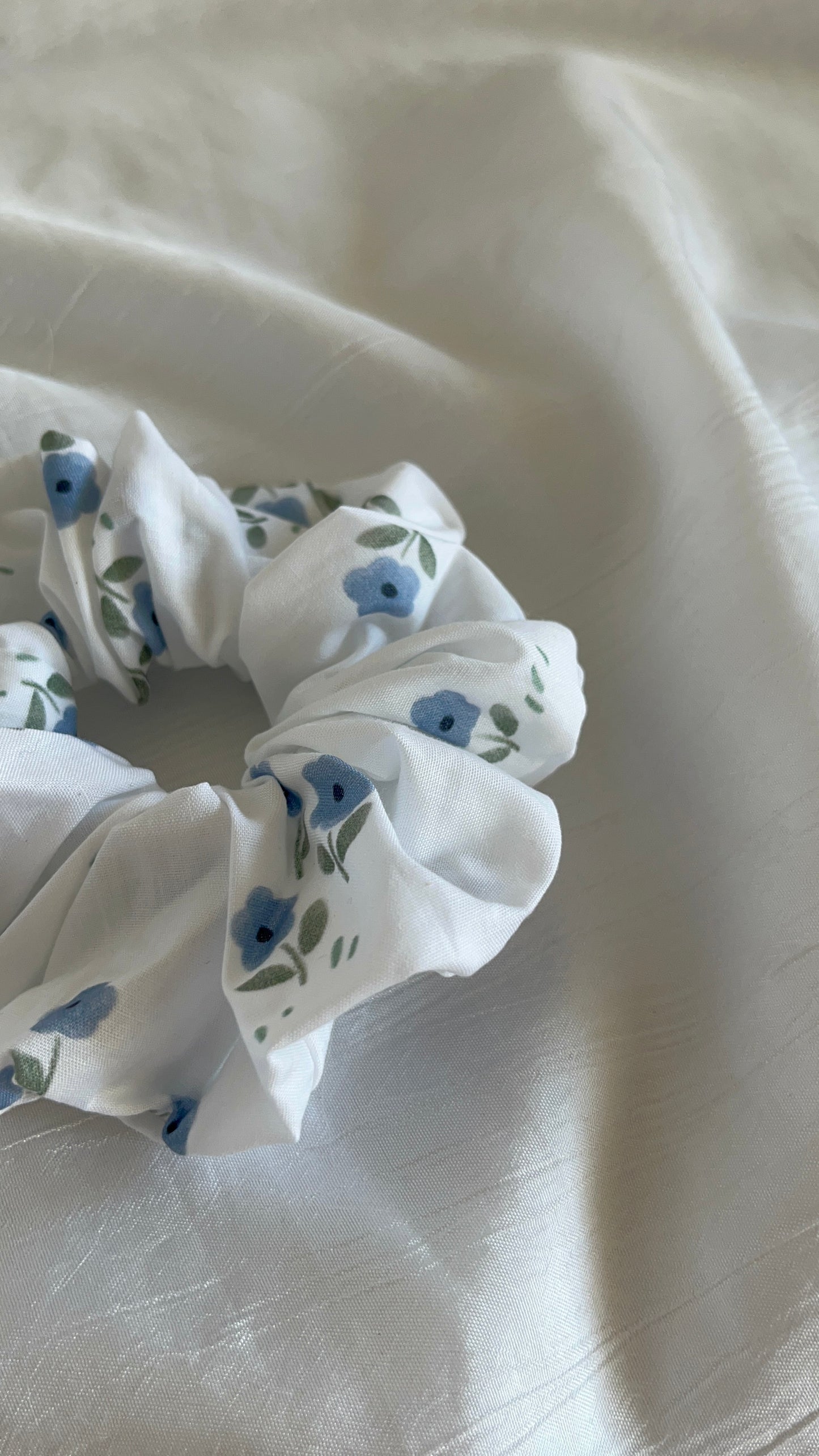 Chouchou Scrunchie en coton Fleur bleue