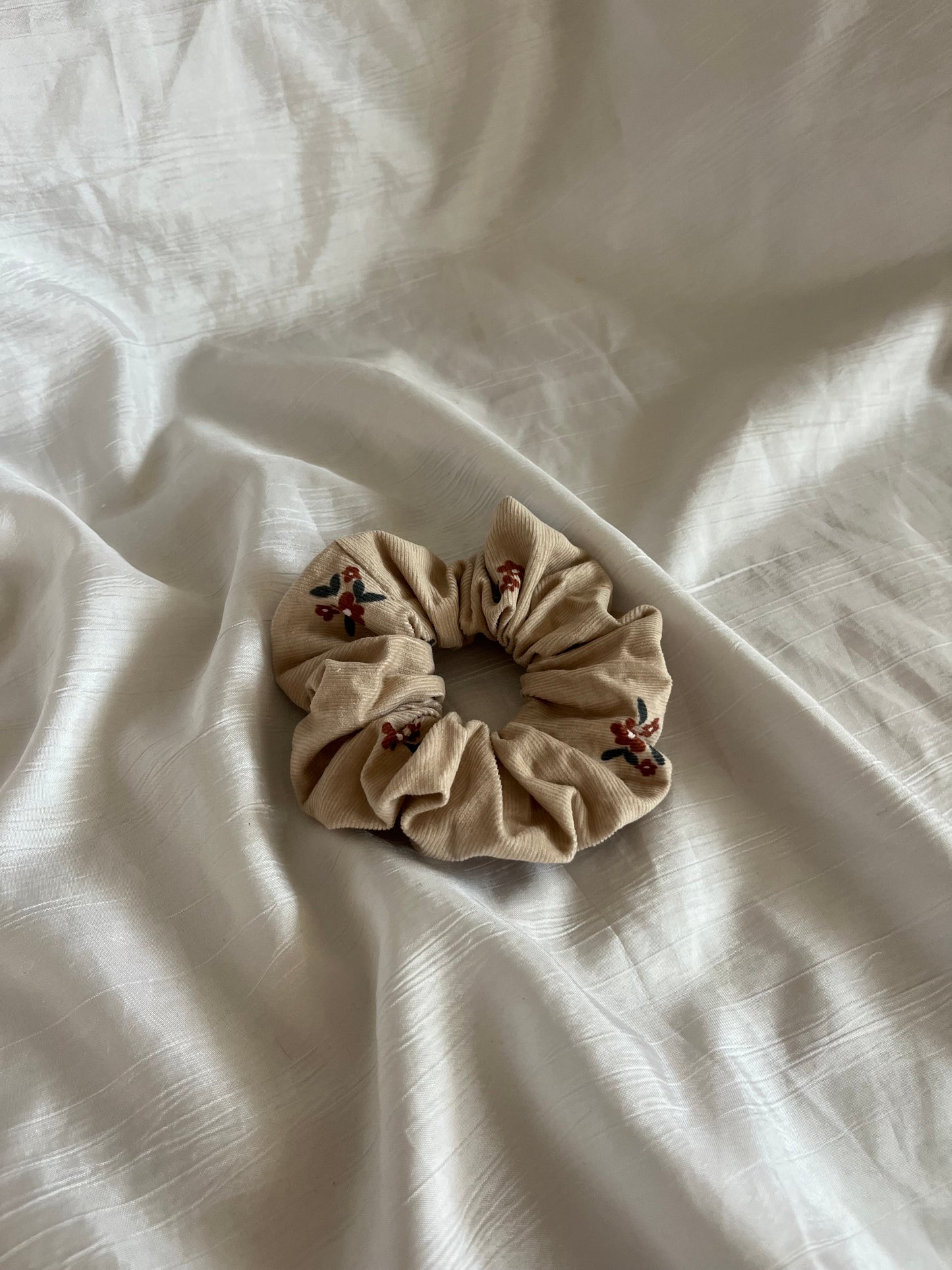 Chouchou Scrunchie en velours fleurie
