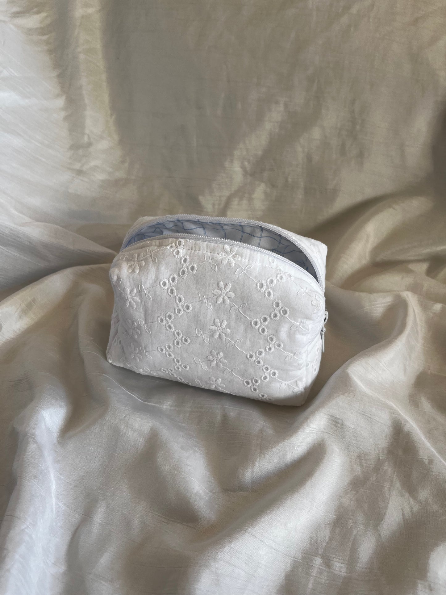 Trousse Broderie anglaise