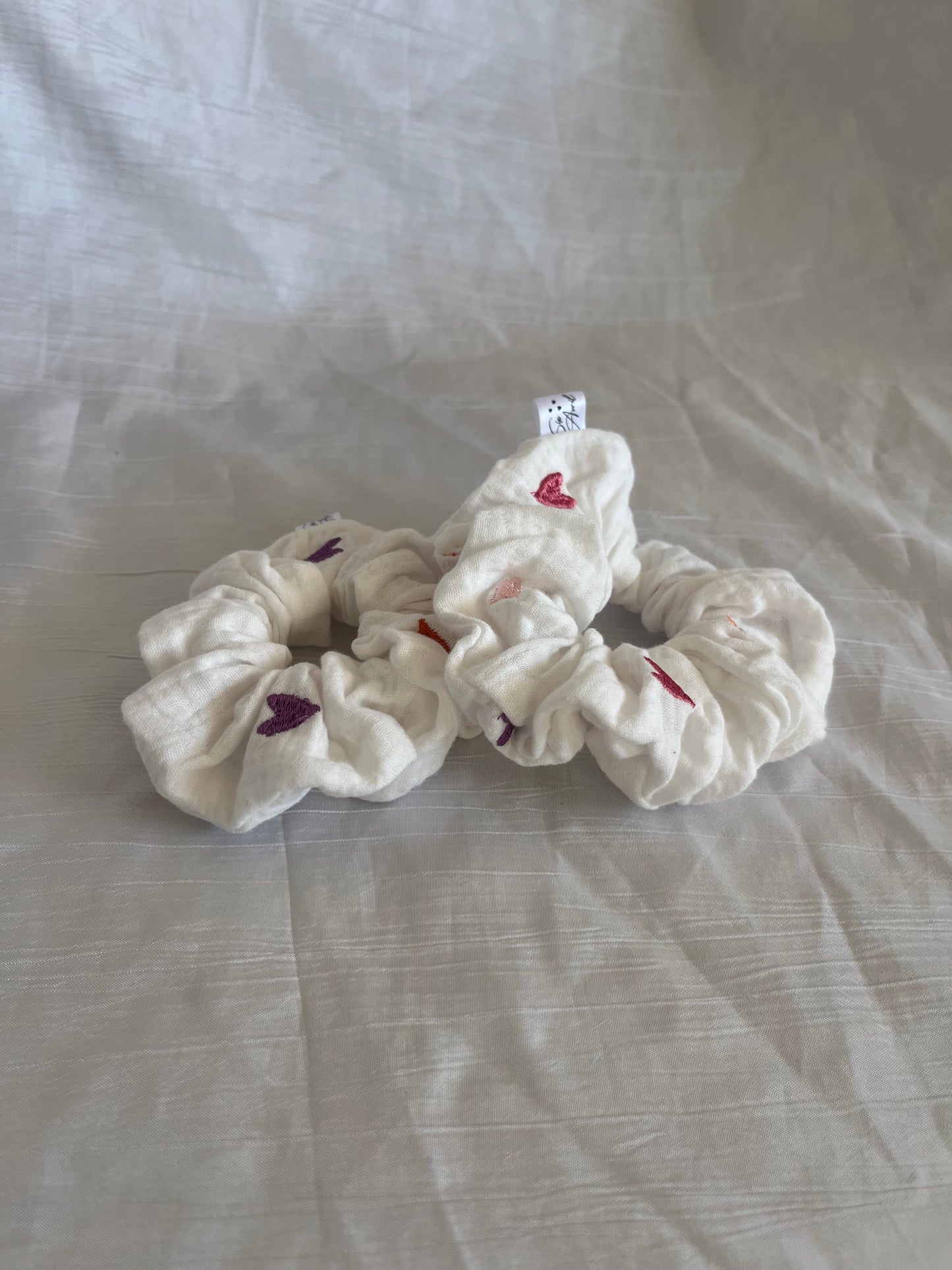 Chouchou Scrunchie en gaze cœur brodé 💜