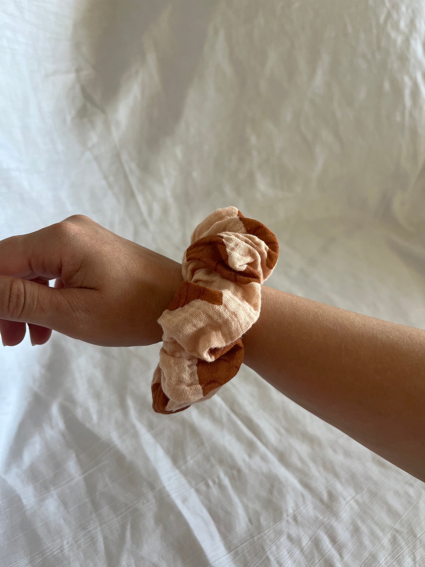 Chouchou Scrunchie en gaze Croissant 🥐
