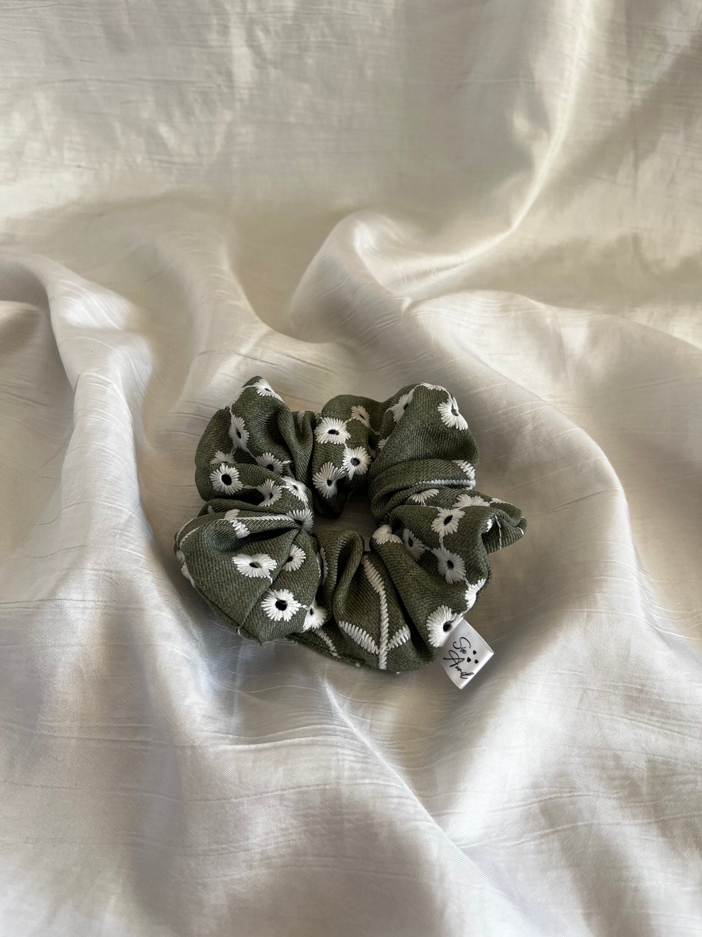 Chouchou Scrunchie en coton Broderie Anglaise