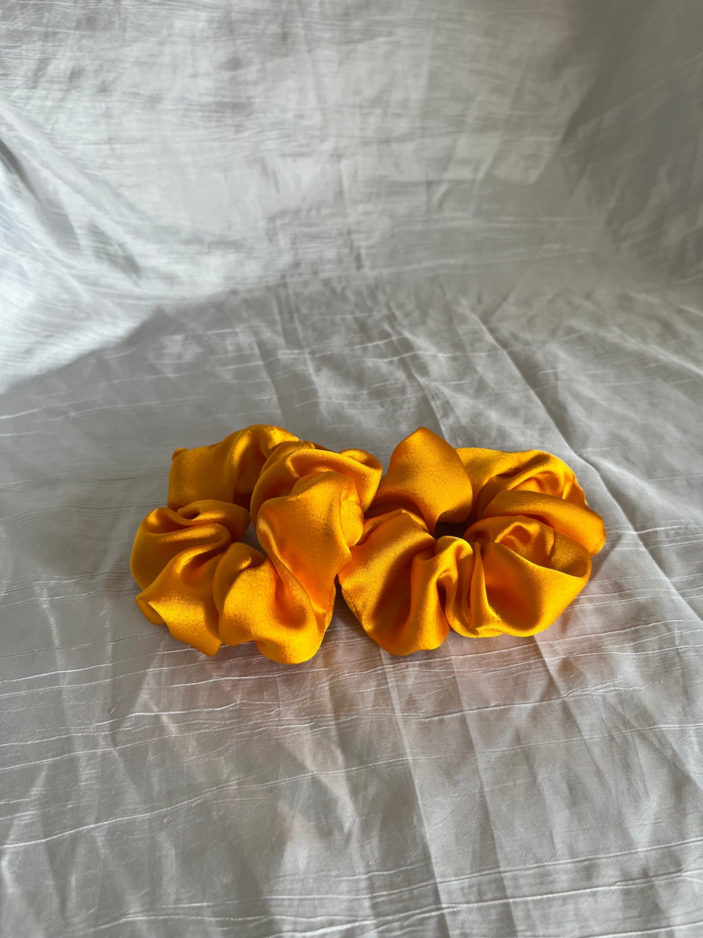 Chouchou Scrunchie en satin Jaune soleil