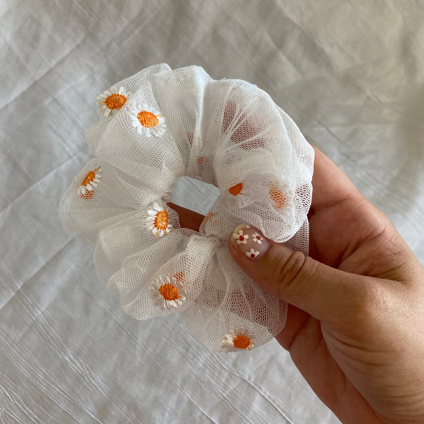 Chouchou Scrunchie en tulle brodé marguerite