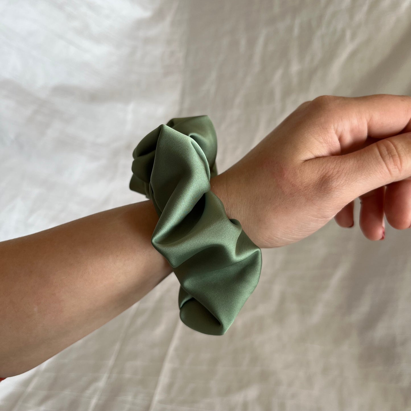 Chouchou Scrunchie en satin vert jade