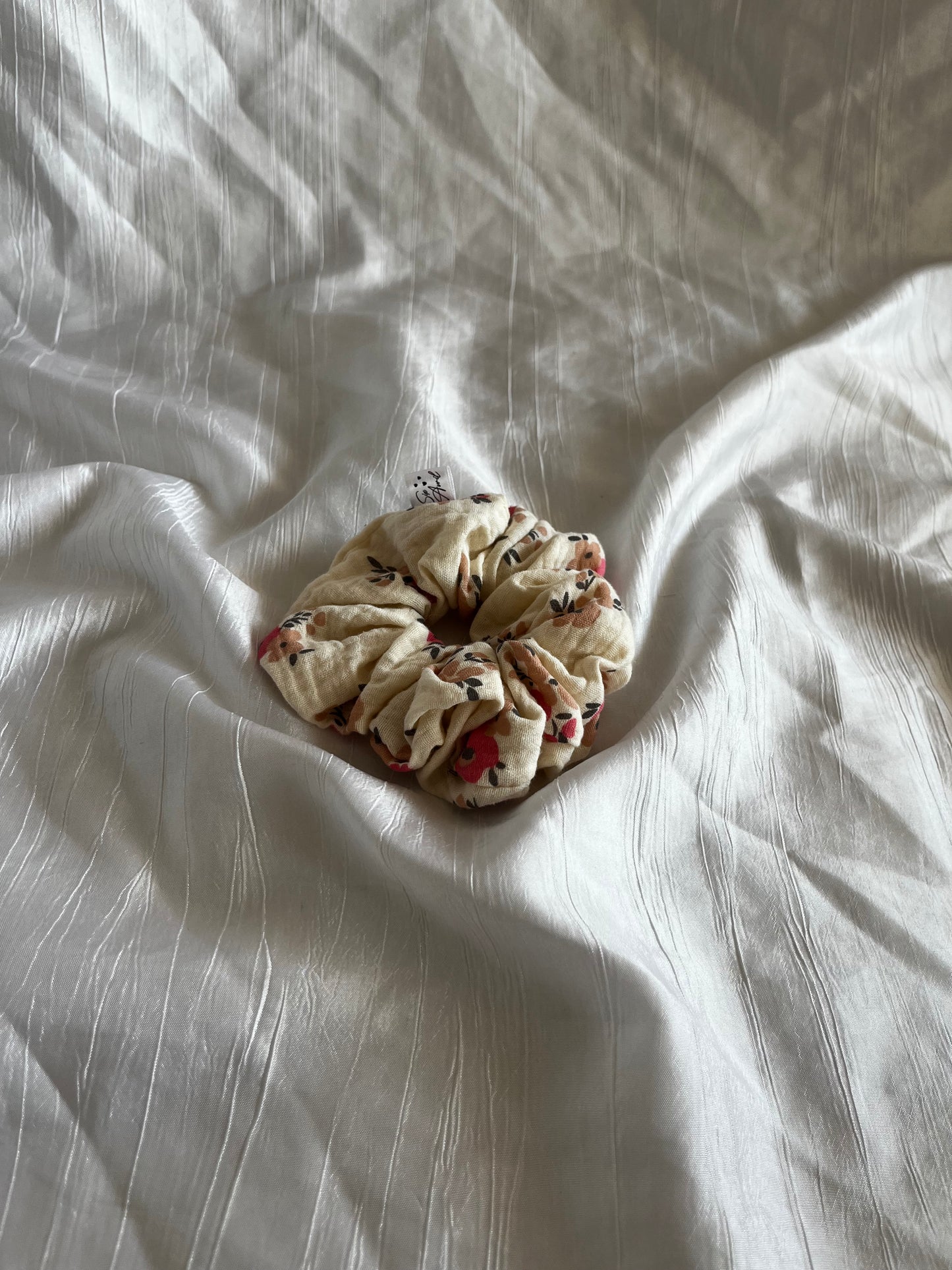 Chouchou Scrunchie en gaze Fleurs nude 🌸