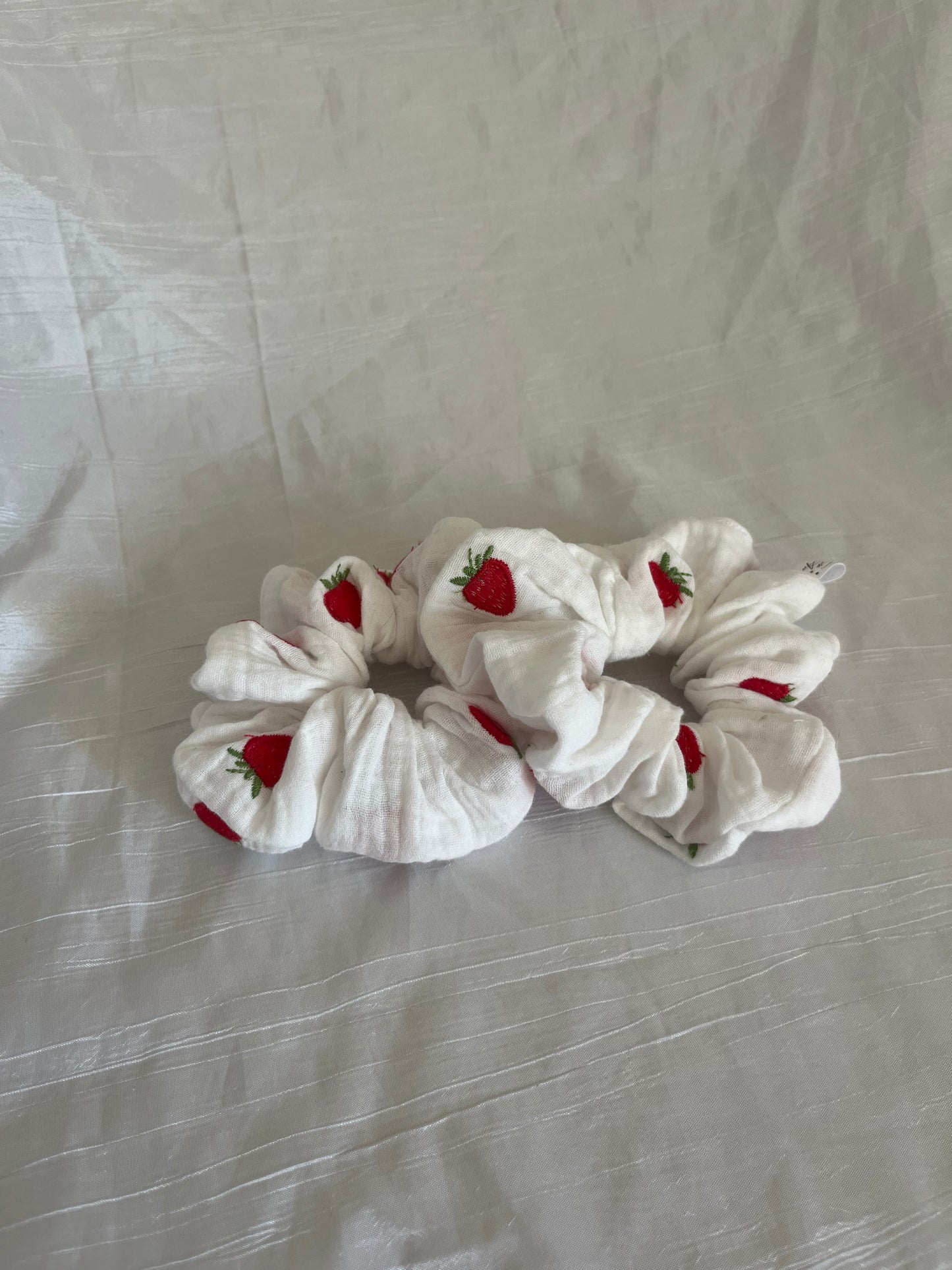 Chouchou Scrunchie en gaze brodé Fraise