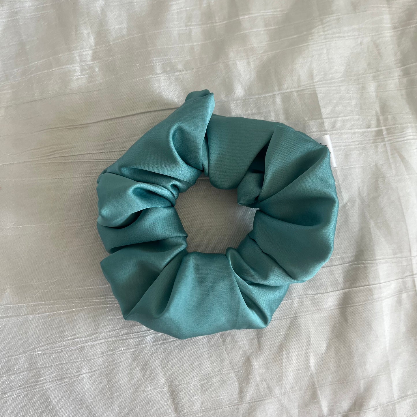 Chouchou Scrunchie en satin bleu Azur