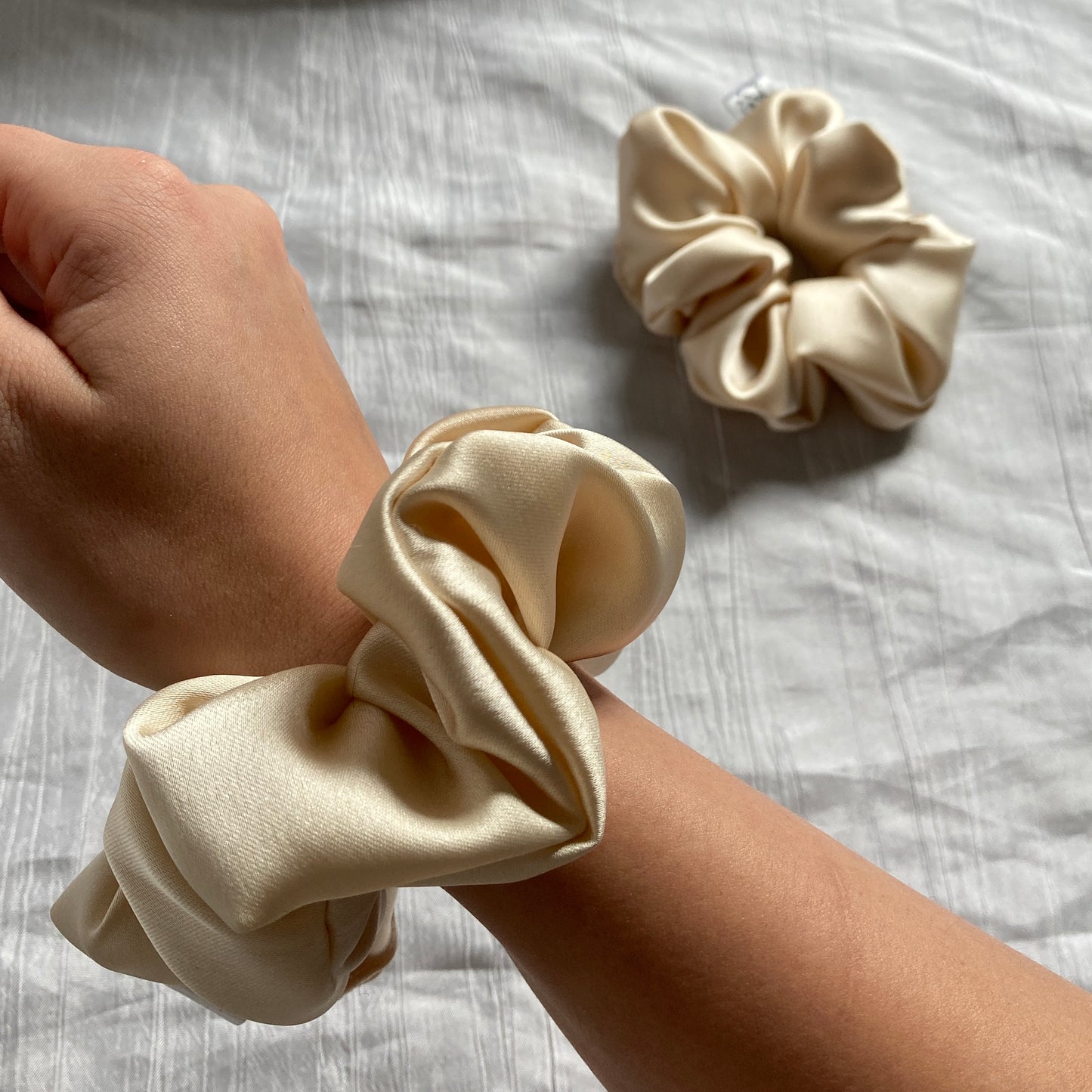 Chouchou Scrunchie en satin Sable écru