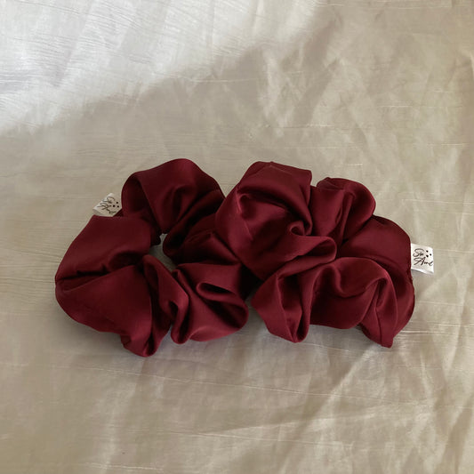 Chouchou Scrunchie en satin Lie de vin