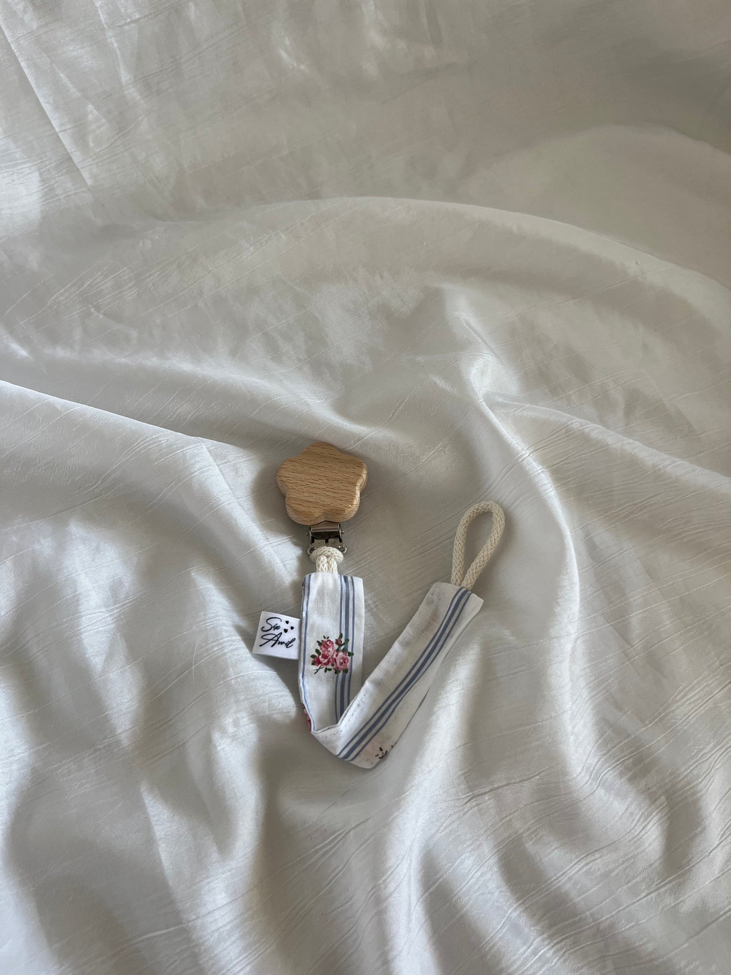 Attache tétine Fleurie