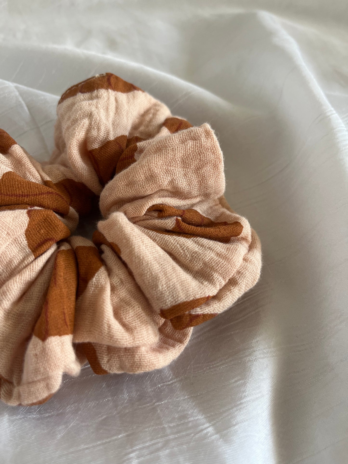 Chouchou Scrunchie en gaze Croissant 🥐