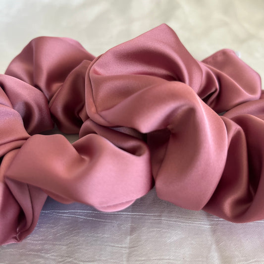 Chouchou Scrunchie en satin bois de rose