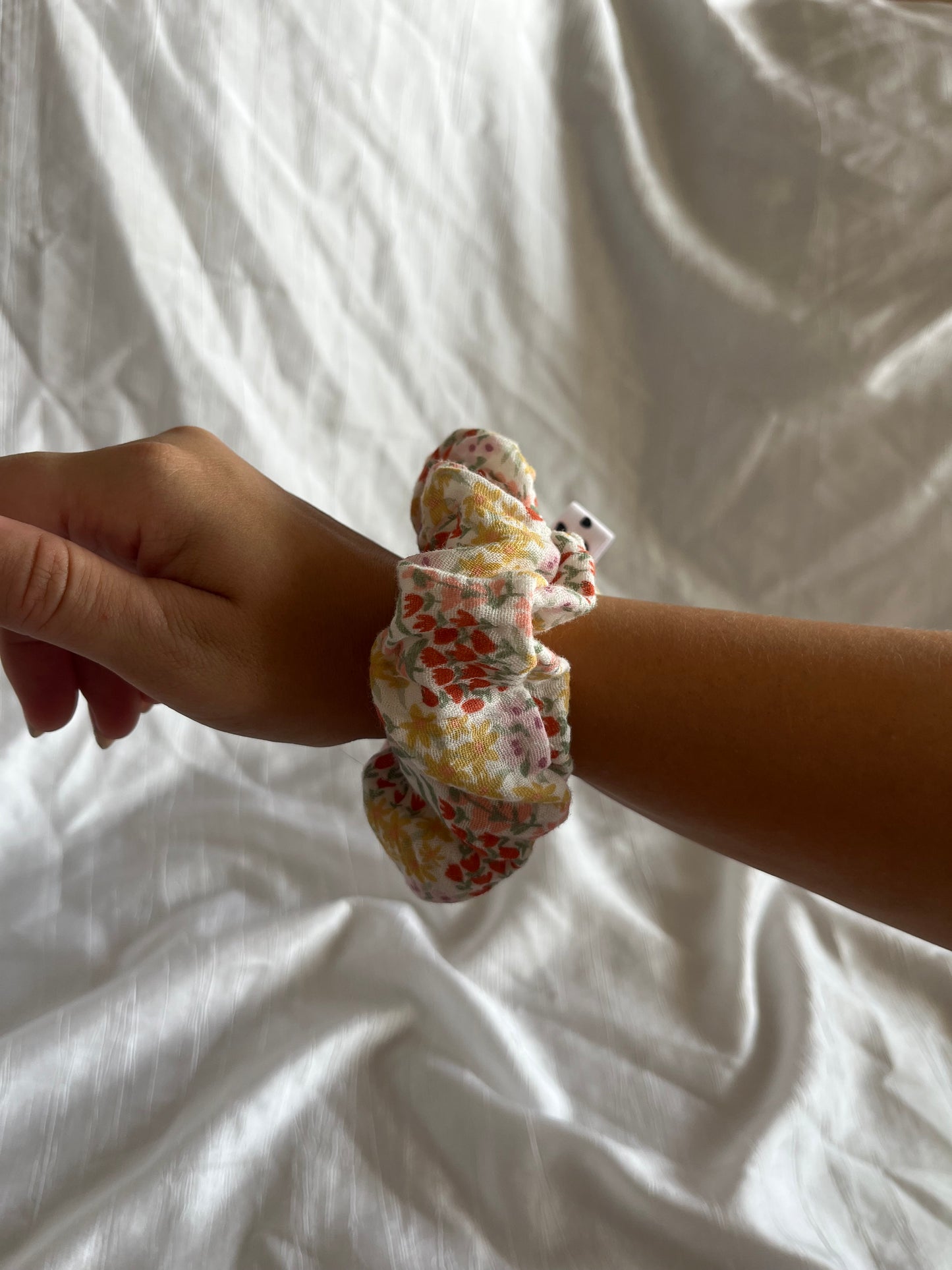 Chouchou Scrunchie en gaze Champs de fleurs ☀️