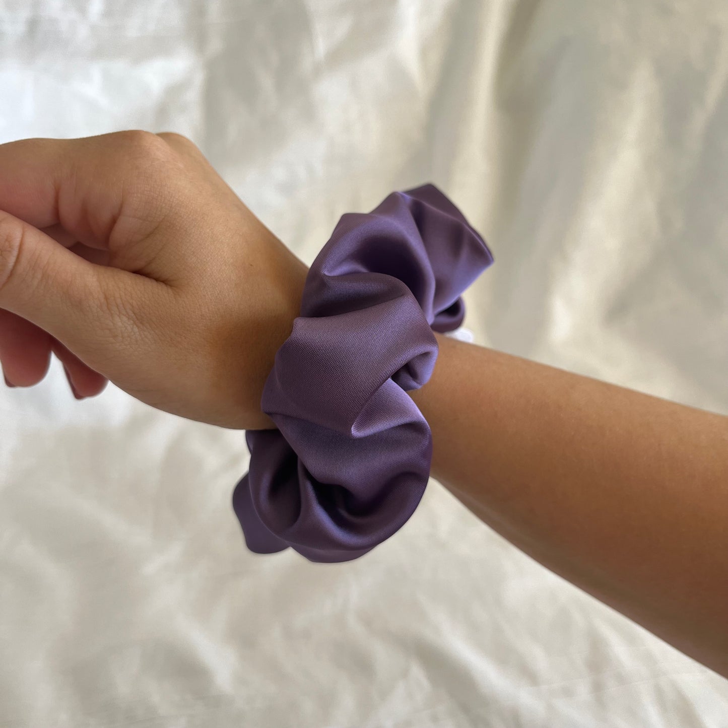 Chouchou Scrunchie en satin Violet